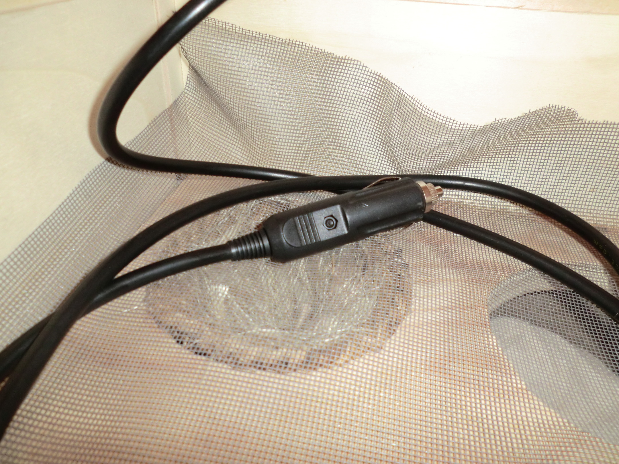 Conector con led indicador para conectar al mechero, no gasta mucho! aunque si se quiere se puede conectar una batería (mejor de 12 V), si alguien está interesado en los consumos o calcular una batería que lo pregunte.