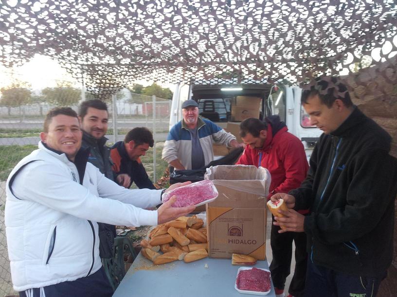 preparando los bocatas.JPG