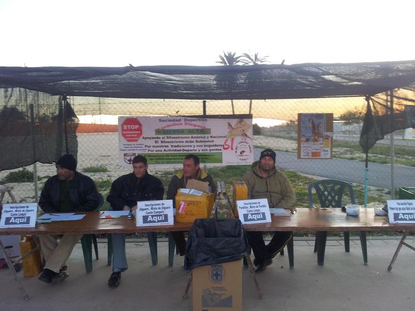 Primera hora esperando al personal.JPG