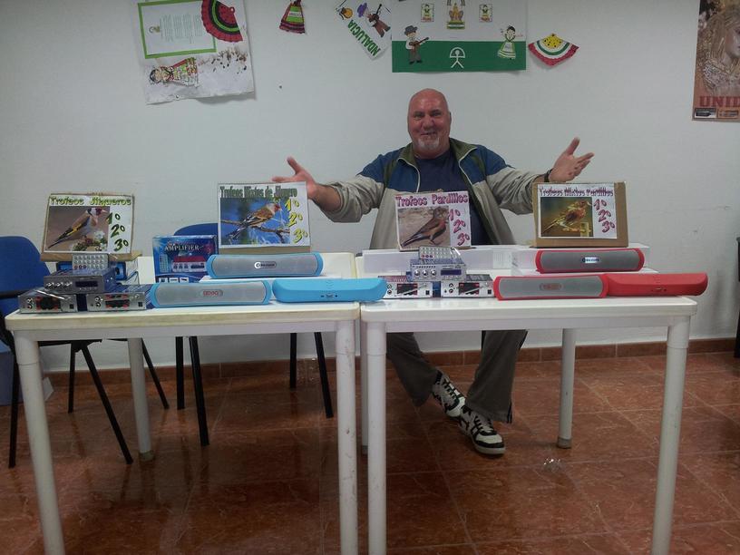 presidente con todos los trofeos.JPG