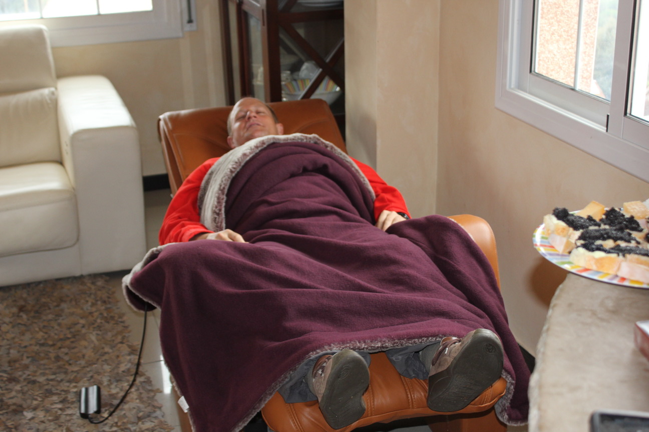 Kike recuperandose en sillon relax de Salo por la noche anterior.