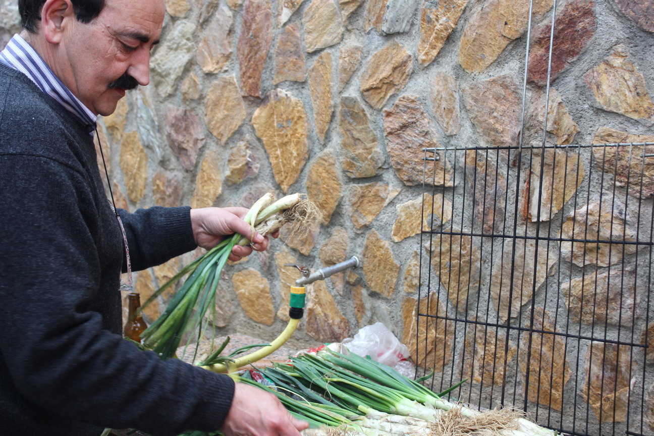 El inigualable anfitrión Salo preparándonos unos carzons o cebollinos como los bautice...exquisitos
