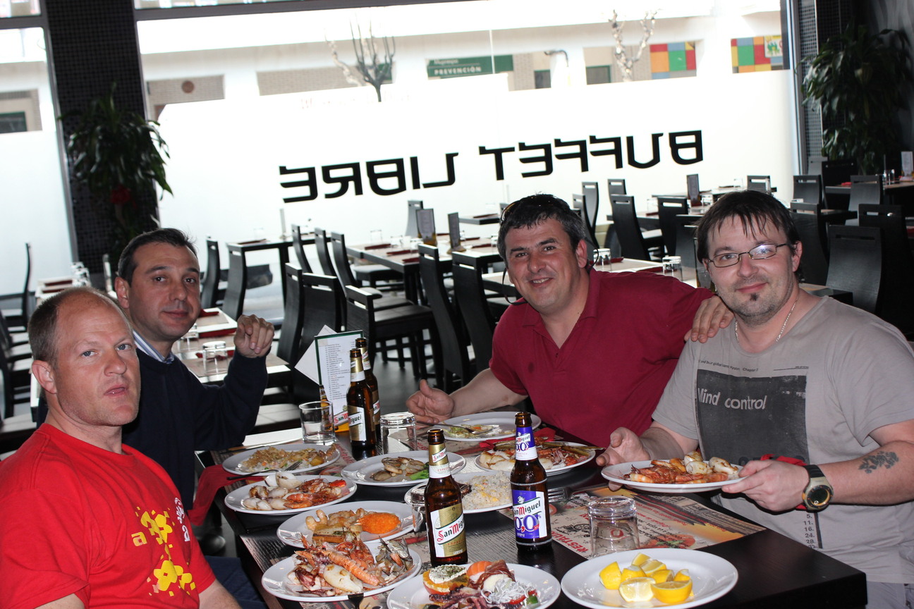 Moy, Rafa, kike y yo en un comedor de beneficencias......